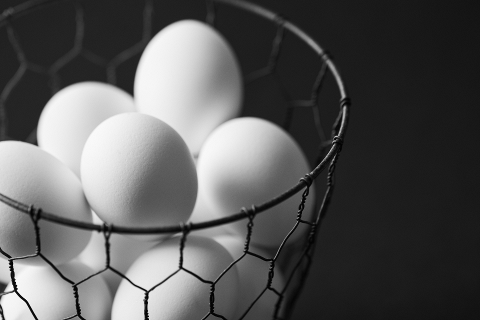 Frische Eier in einem Drahtkorb