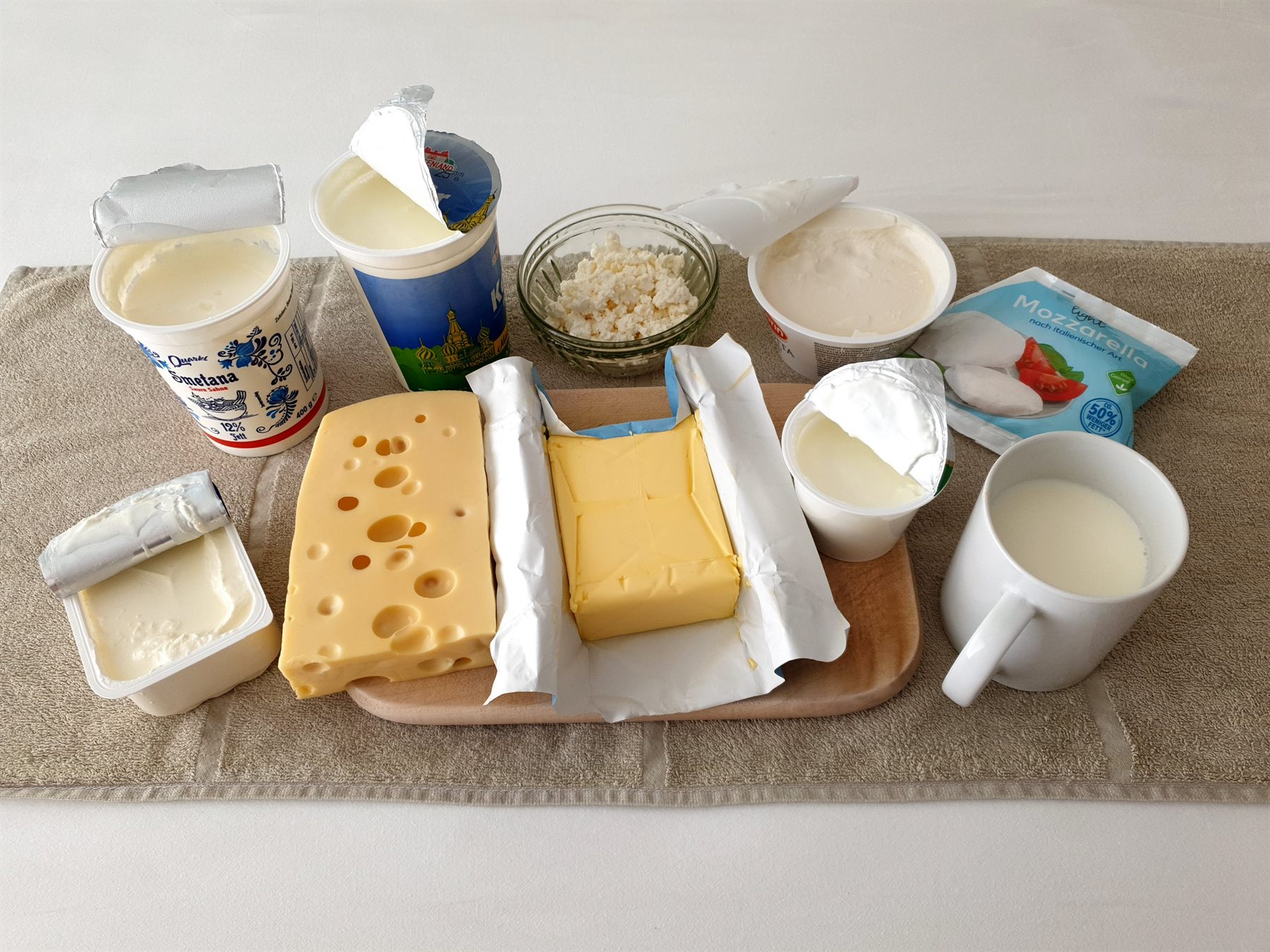 Auswahl an Milchprodukten: Käse, Butter, Quark und Sahne