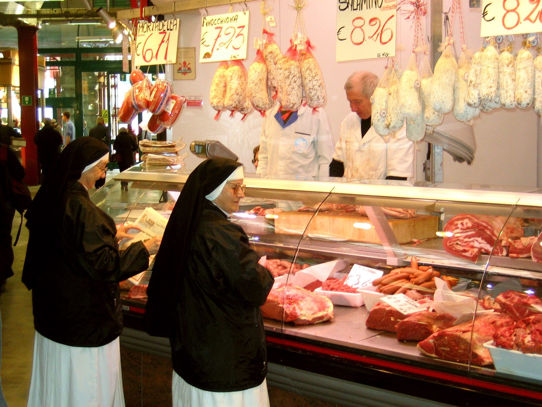 Fleischtheke mit Wurstwaren und Schinken